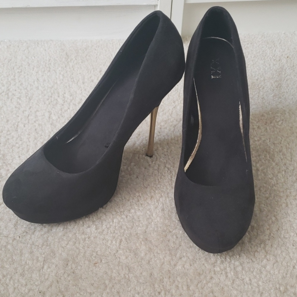 Black pup heel with gold stiletto detail